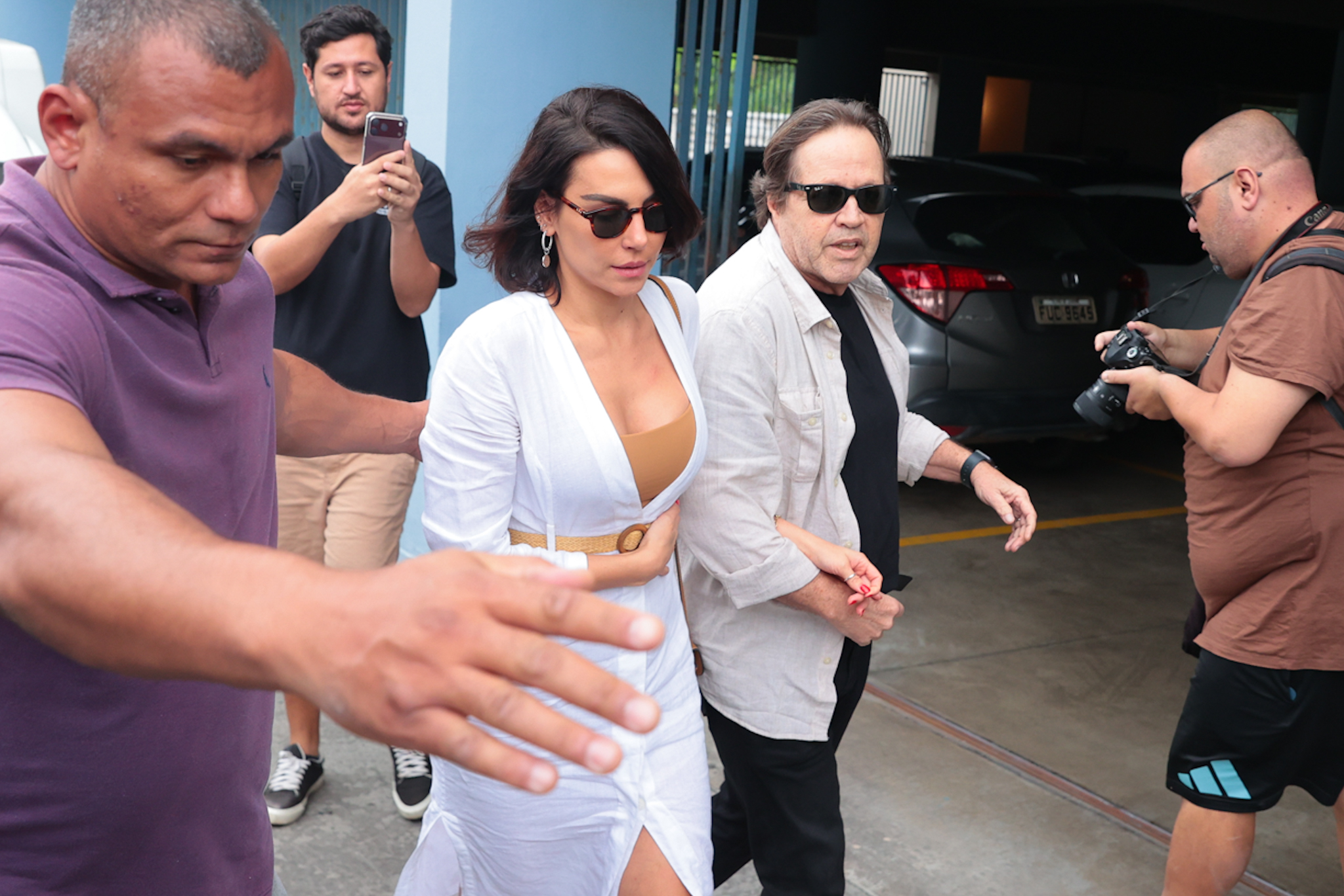 Mel Fronckowiak no velório de Lua Blanco. Fotos: BrazilNews