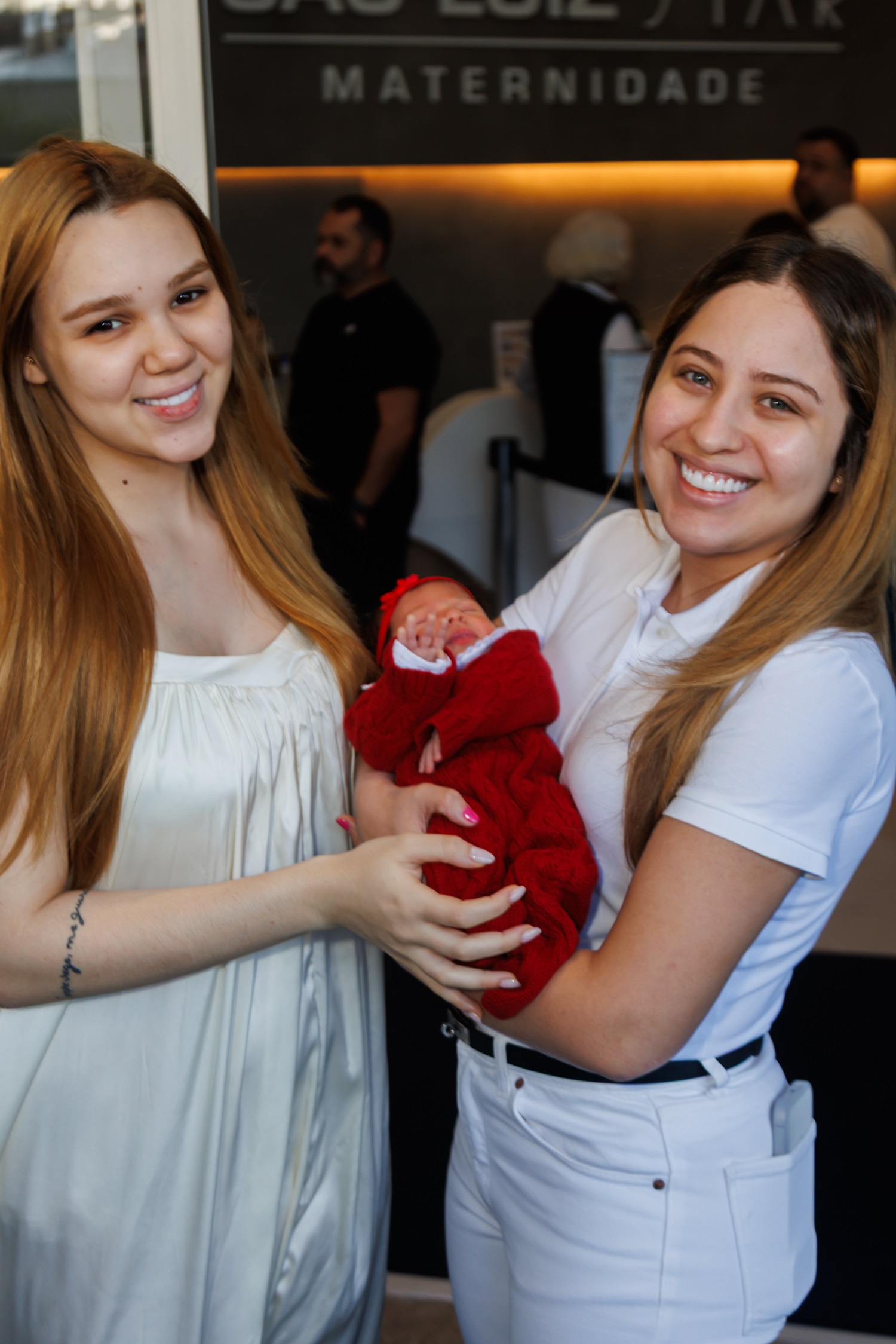 Mari Fernandez e Júlia Ribeiro deixam maternidade com primeira filha — Foto: Patrícia Devoraes/Brazil News