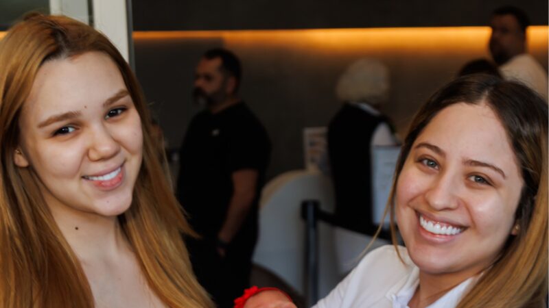 Mari Fernandez e J&uacute;lia Ribeiro deixam a maternidade com a filha rec&eacute;m-nascida; veja o rosto da beb&ecirc;