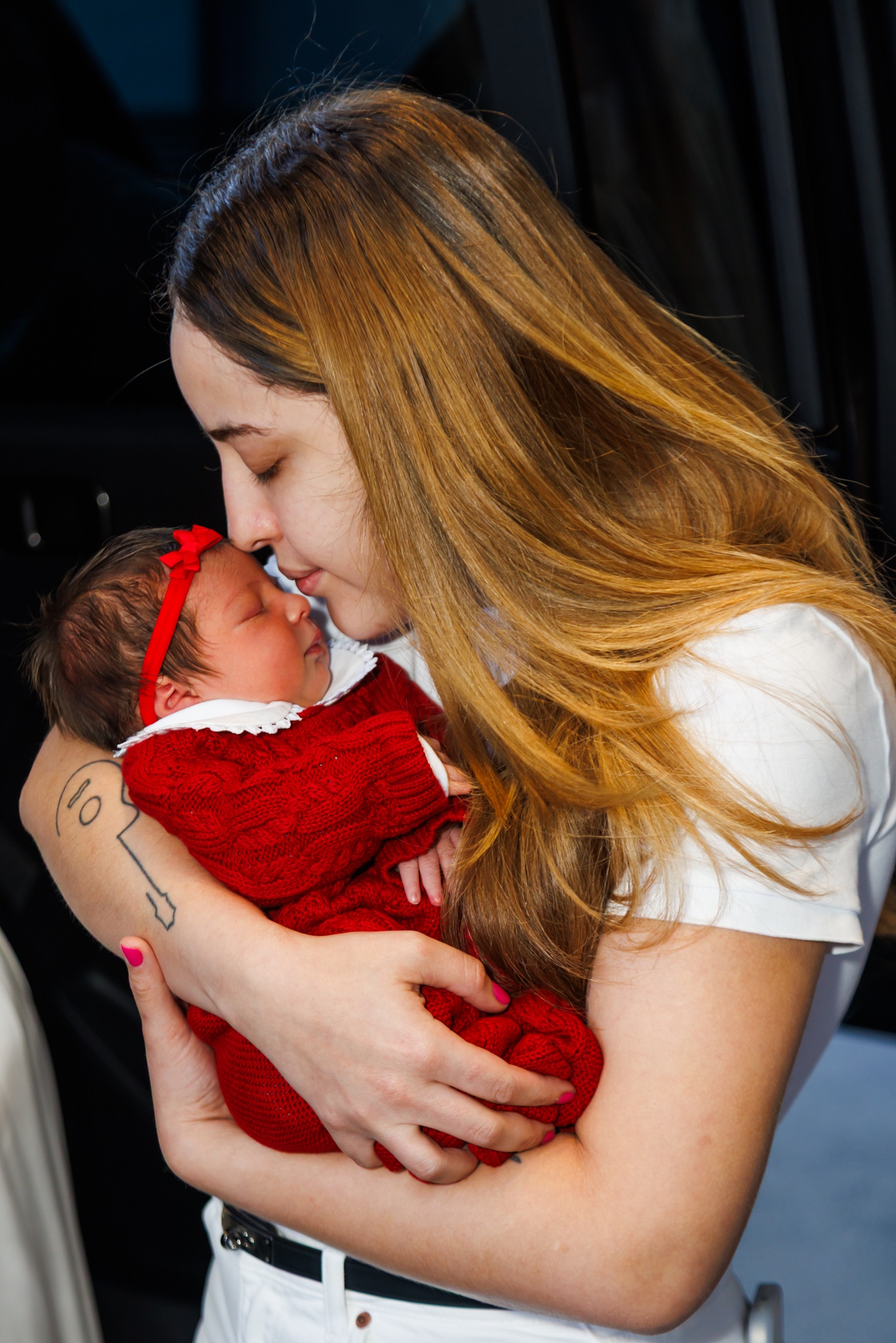 Mari Fernandez e Júlia Ribeiro deixam maternidade com primeira filha — Foto: Patrícia Devoraes/Brazil News