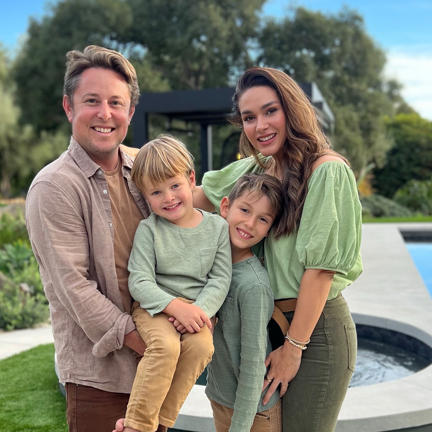 Fernanda Machado posa com o marido e os filhos - Foto: Instagram