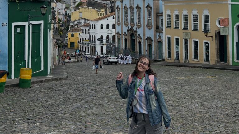 Influenciadora conhecida por falar sobre autismo e maternidade morre aos 29 anos