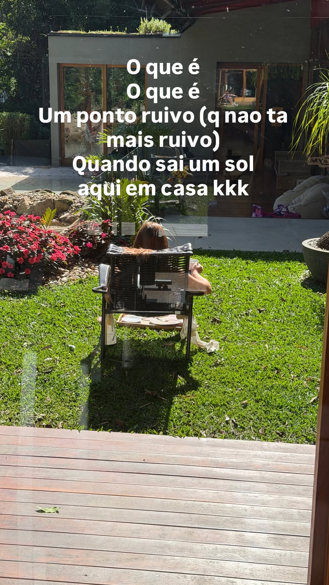 Influenciadora Viih Tube em momento de lazer no gramado de sua residência - Foto: Instagram