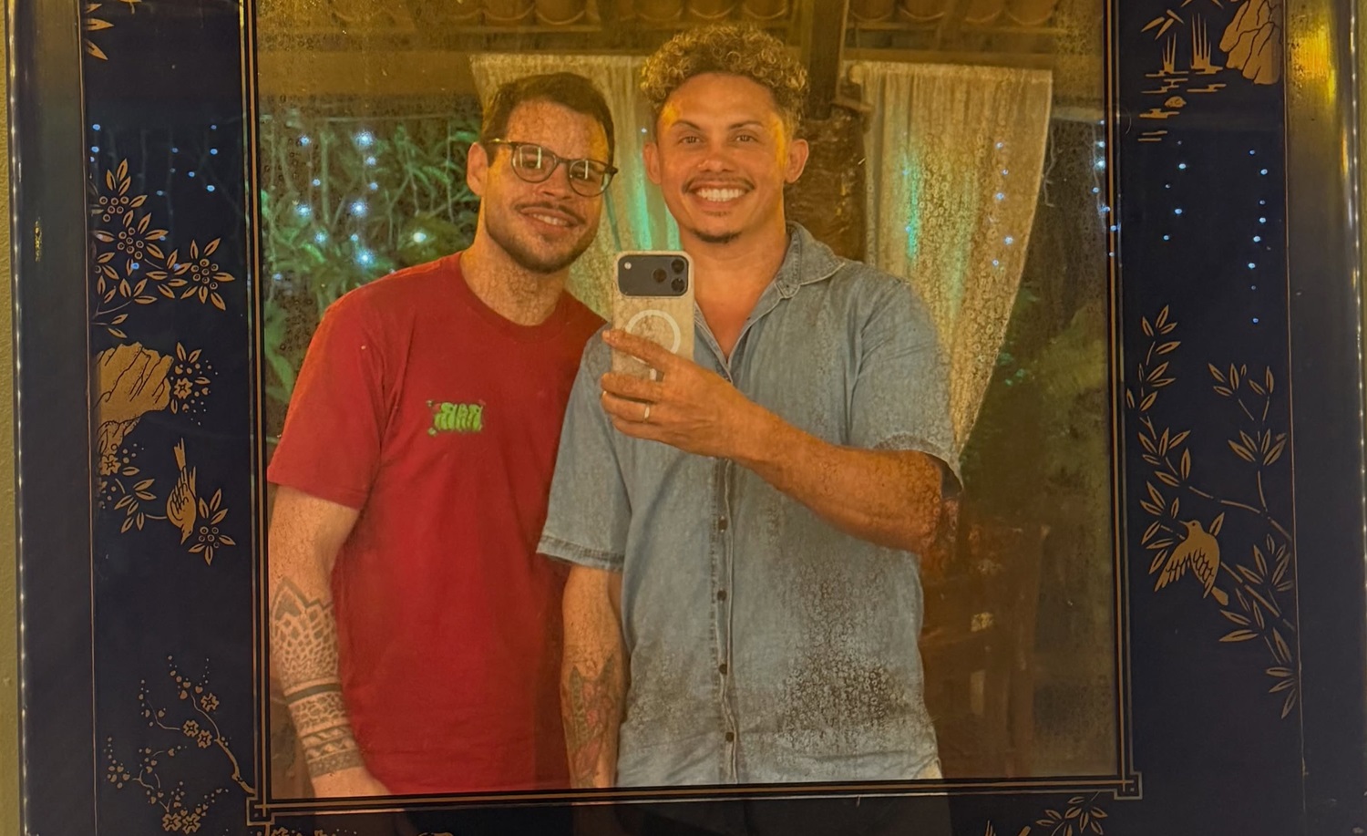 Silvero Pereira posa com o namorado — Foto: Reprodução/Instagram