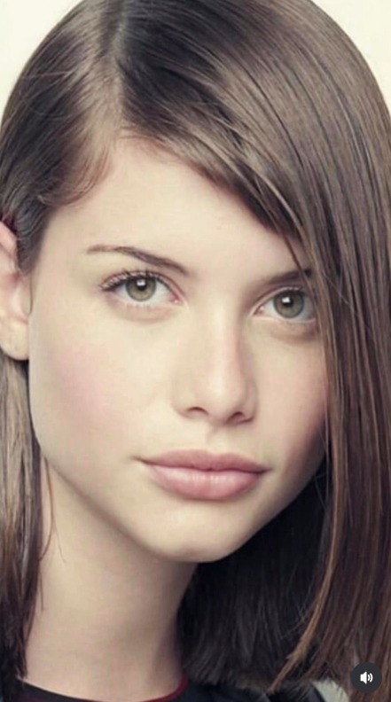 Alinne Moraes na adolescência - Foto: Reprodução / Instagram @alinnemoraes