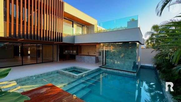 Casa também tem piscina e outros ambientes luxuosos - Foto: Reprodução/YouTube/Canal Realler Imóveis