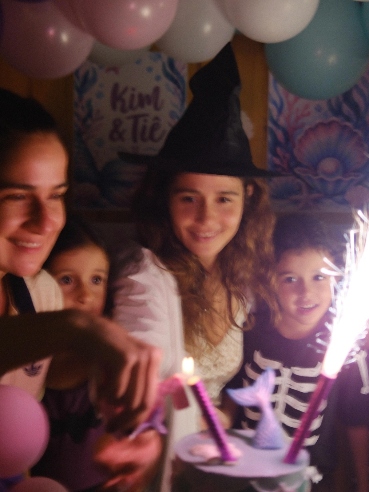 Aniversário de Kim e Tiê, filhas gêmeas de Nanda Costa e Lan Lanh - Foto: Reprodução / Instagram @nandacosta