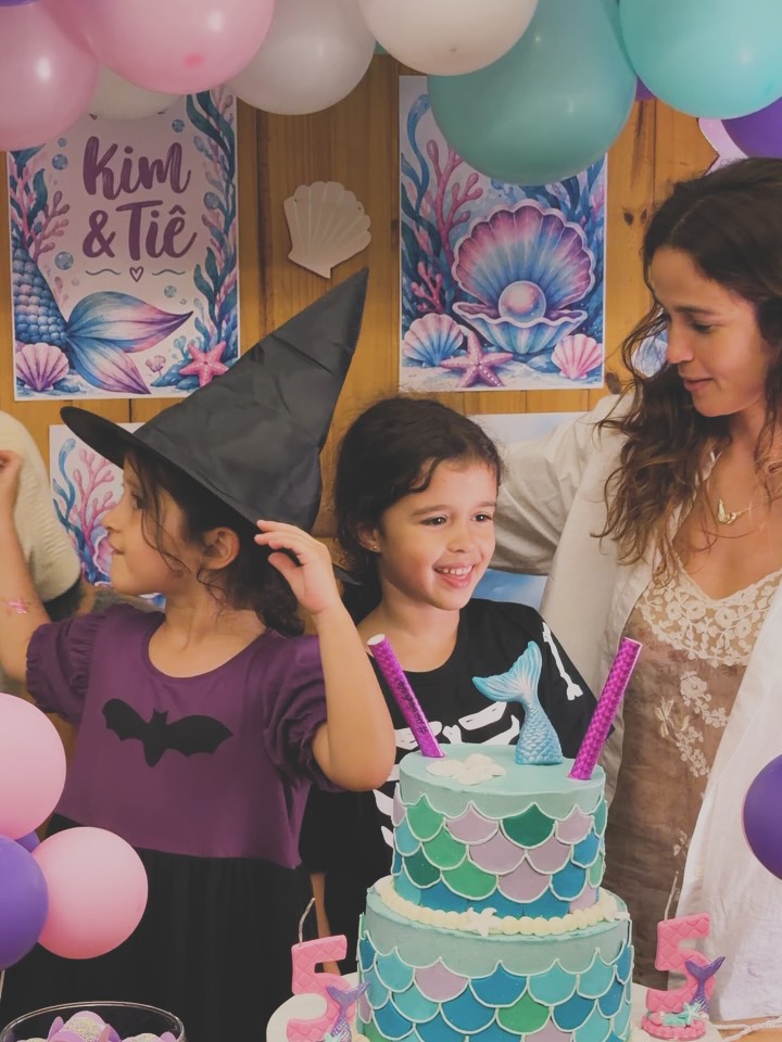 Aniversário de Kim e Tiê, filhas gêmeas de Nanda Costa e Lan Lanh - Foto: Reprodução / Instagram @nandacosta