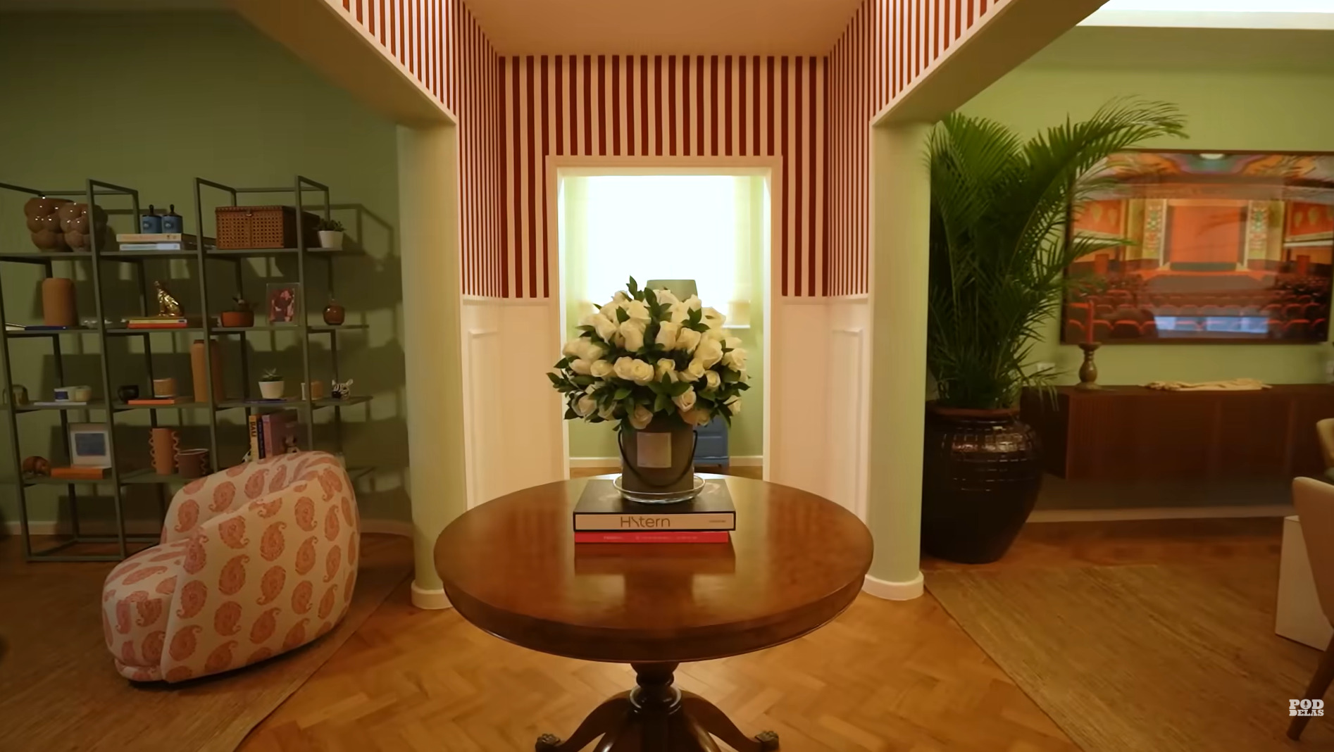 Aos 30 anos, influenciadora tem apartamento no Rio de Janeiro com closet de luxo e decoração maximalista