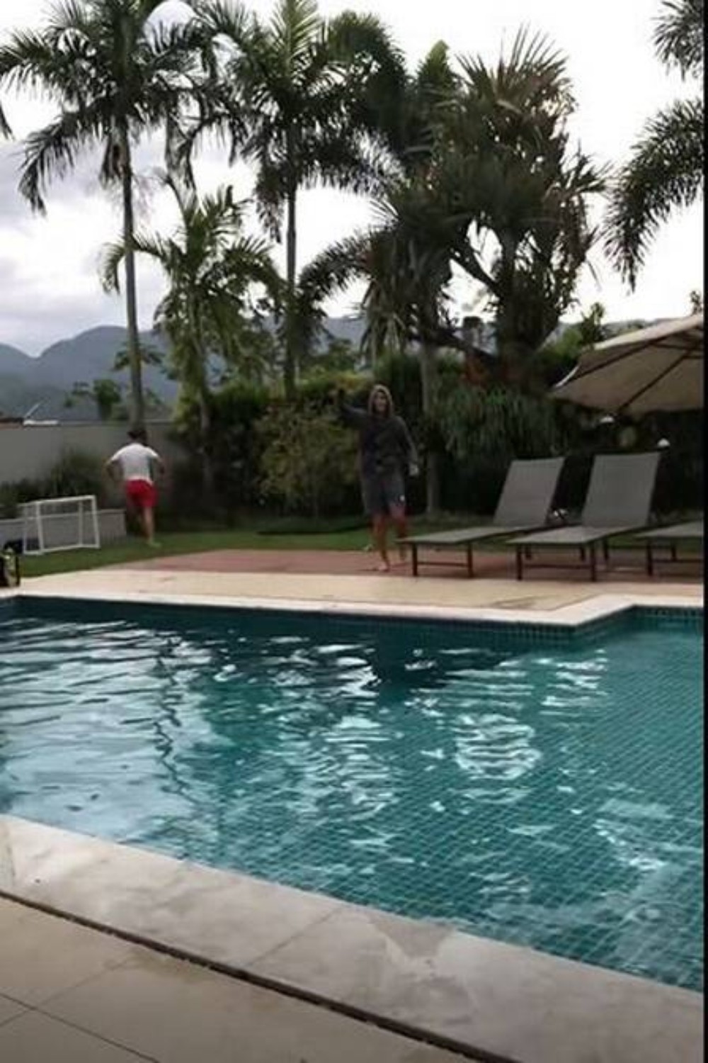 Piscina da mansão - Foto: Reprodução/Instagram