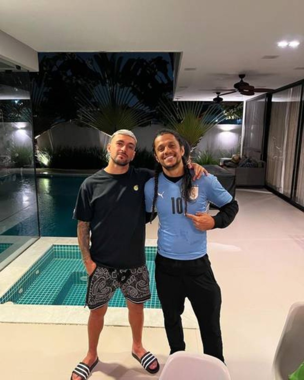 Jogador recebe amigos em sua casa - Foto: Reprodução/Instagram