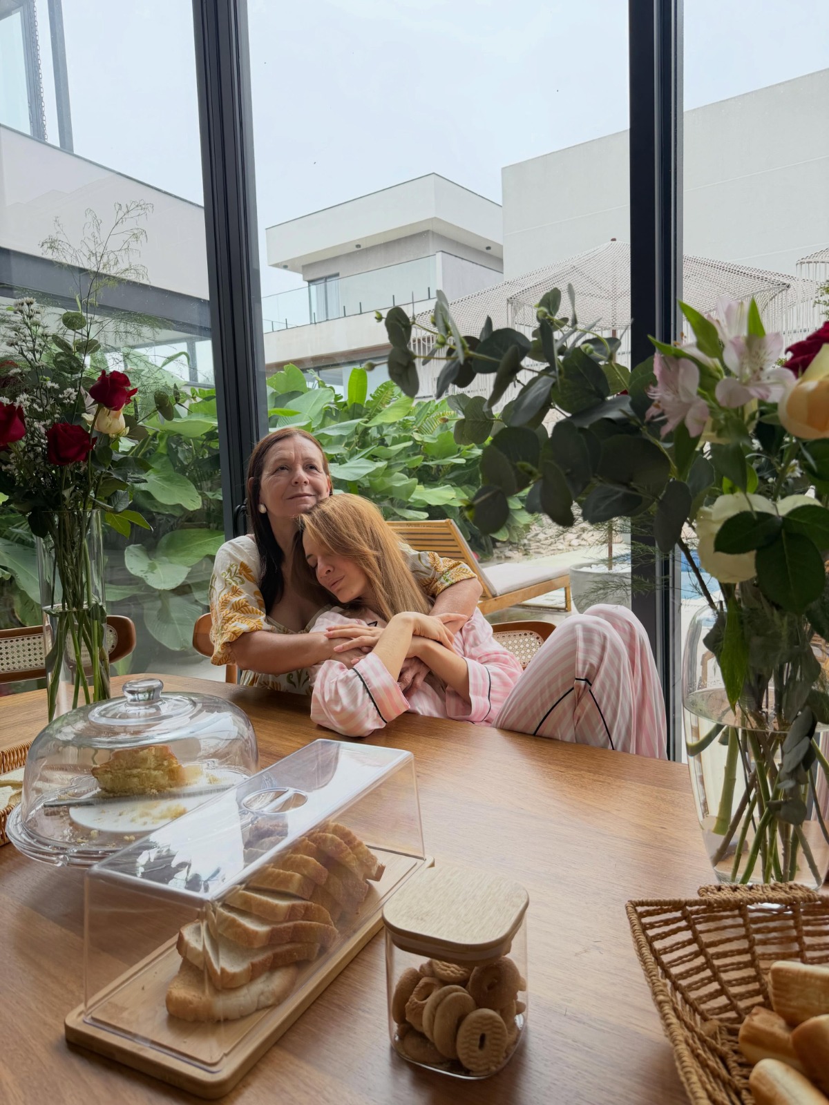 Beatriz Reis com a mãe na mansão - Foto: Reprodução / Instagram @beatrizreisbrasil