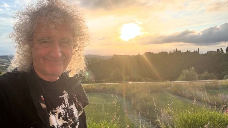 Aos 79 anos, guitarrista do Queen transforma fazenda de 157 acres em refúgio para mais de 100 mil árvores e animais
