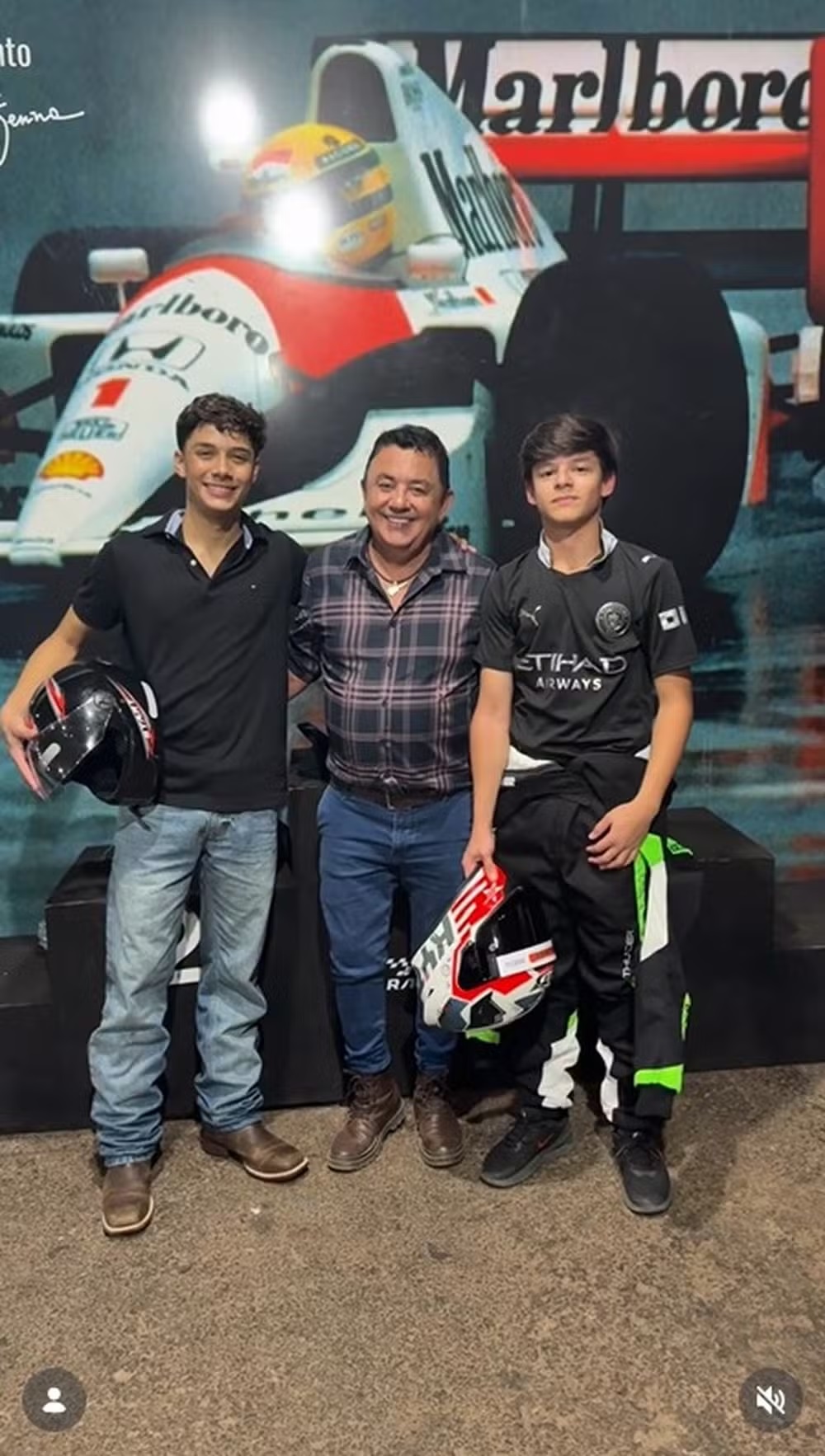 Filhos de Cristiano Araújo ao lado do avô— Foto: Reprodução Instagram
