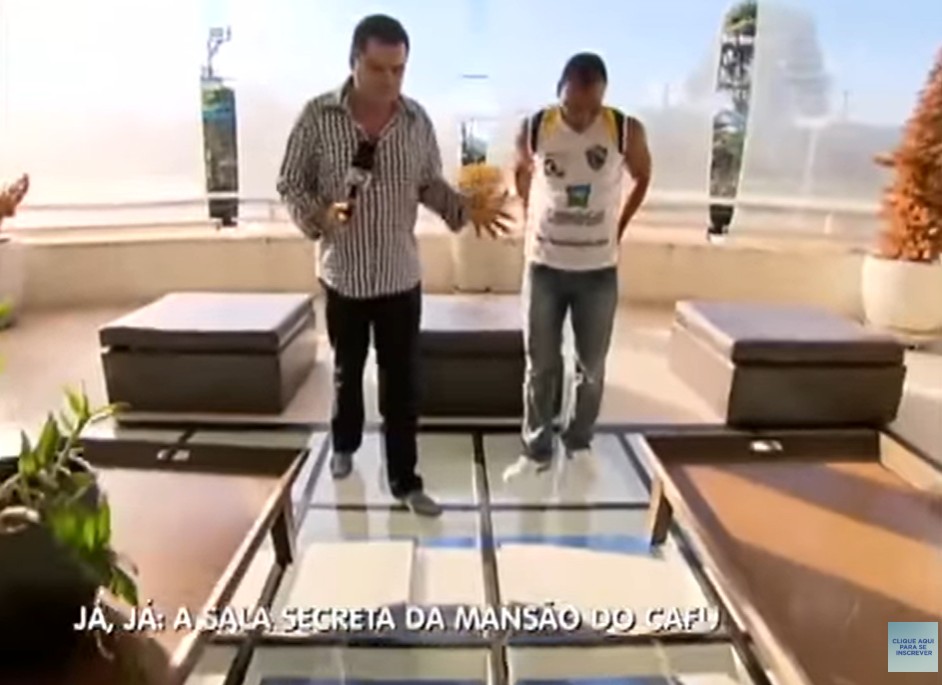 Chão de vidro com visão para a parte inferior - Foto: Reprodução/Record