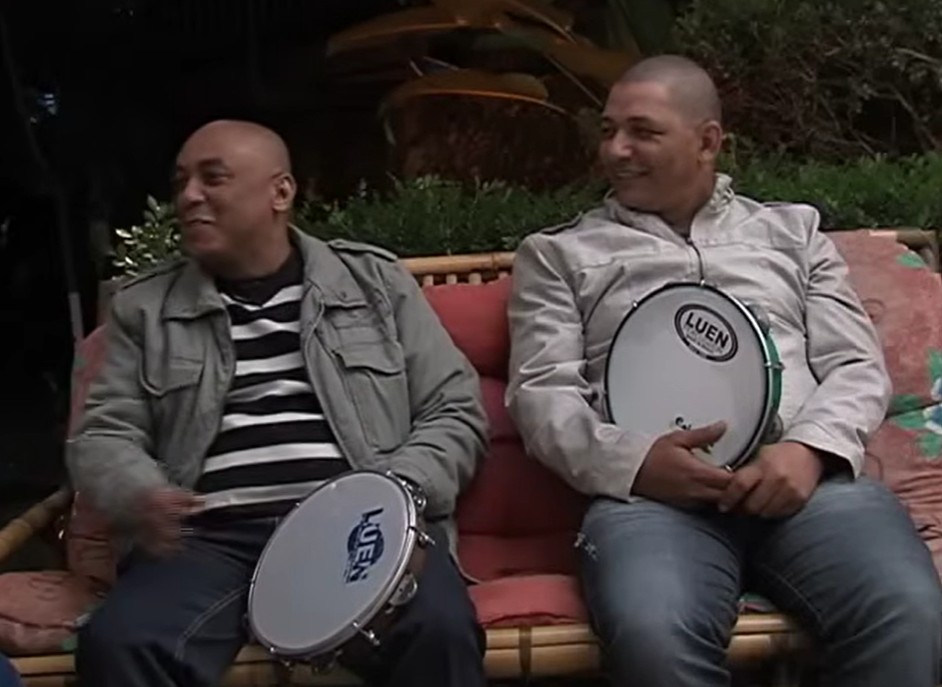 Caju & Castanha tocam pandeiro nas apresentações - Foto: Reprodução/YouTube/Leão Lobo Visita