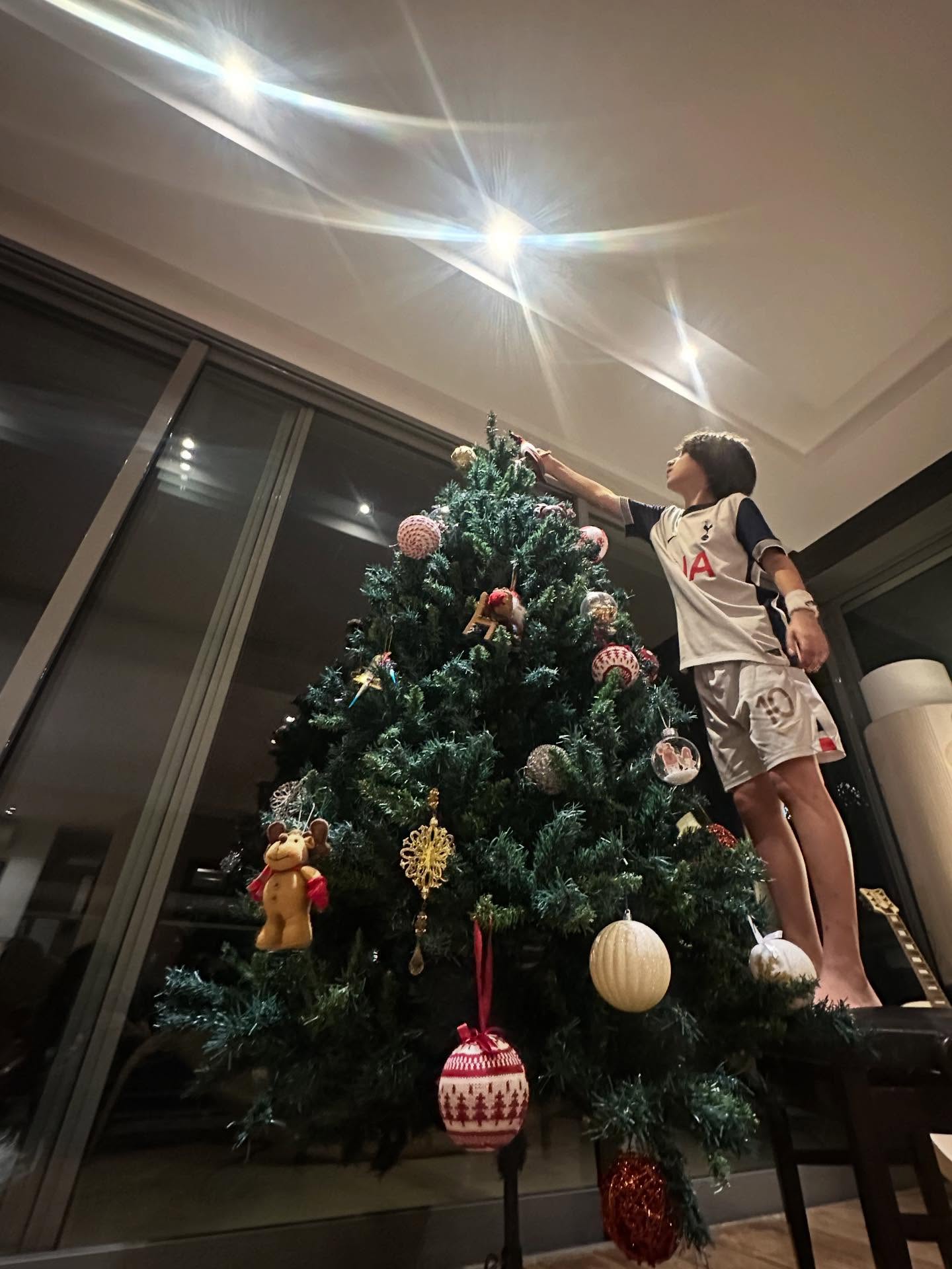 Filho de Alinne Moraes na sala da mansão - Foto: Reprodução / Instagram @alinnemoraes 