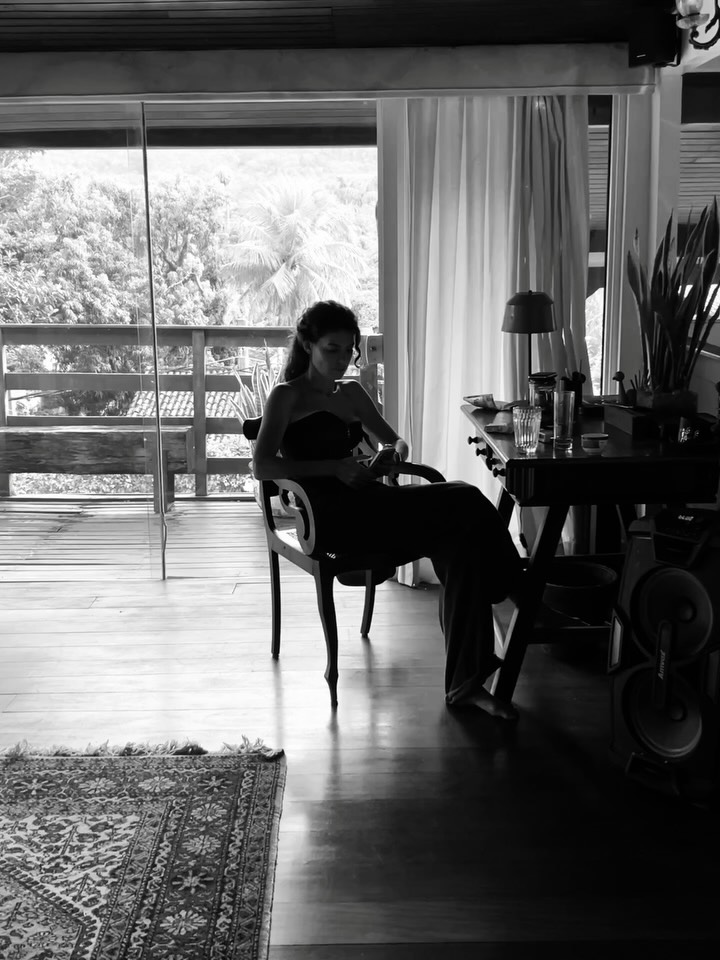 Alinne Moraes na sala da mansão - Foto: Reprodução / Instagram @alinnemoraes 