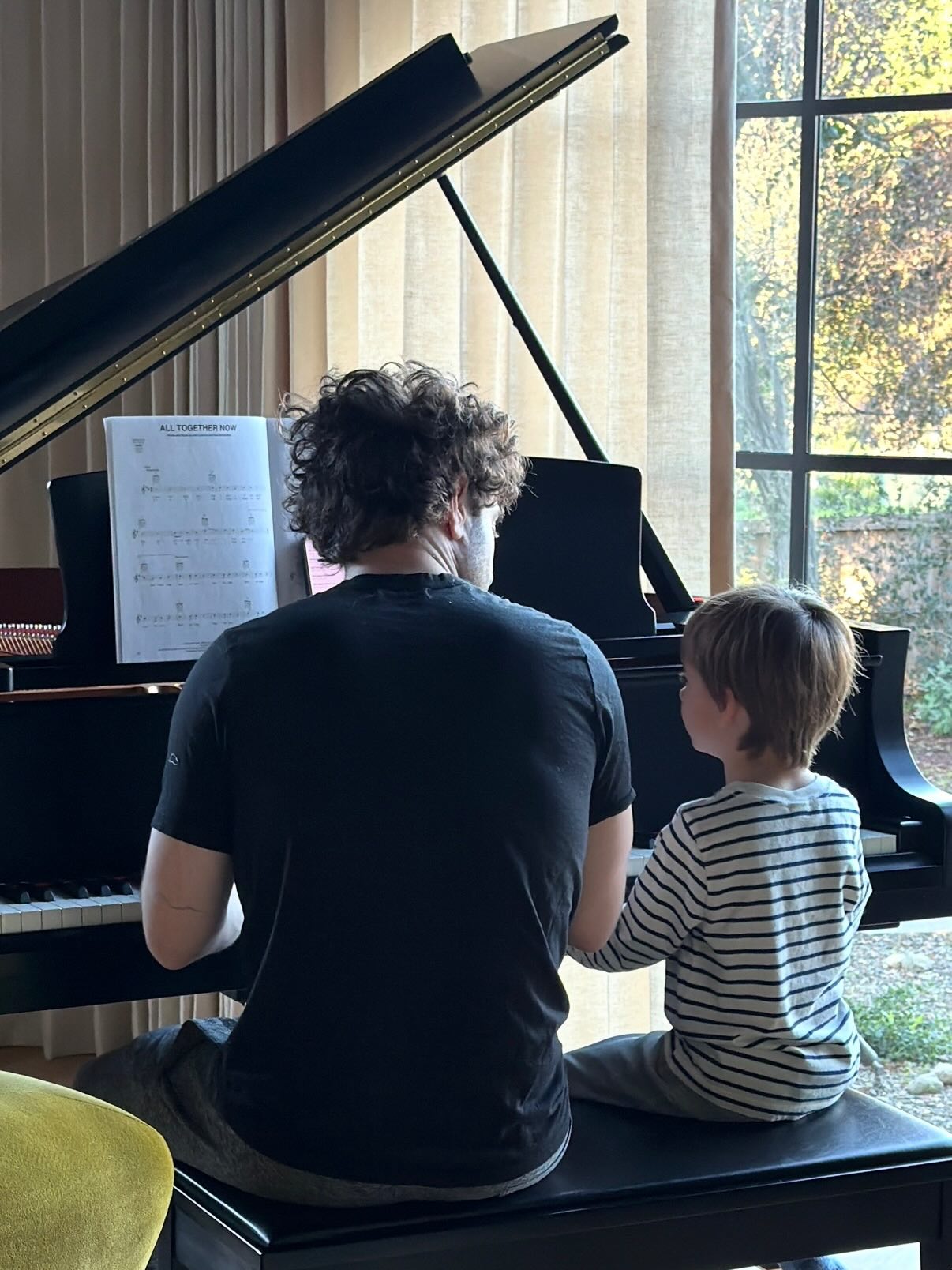 Sala da mansão de Mandy Moore em Los Angeles - Foto: Reprodução / Instagram @mandymooremm