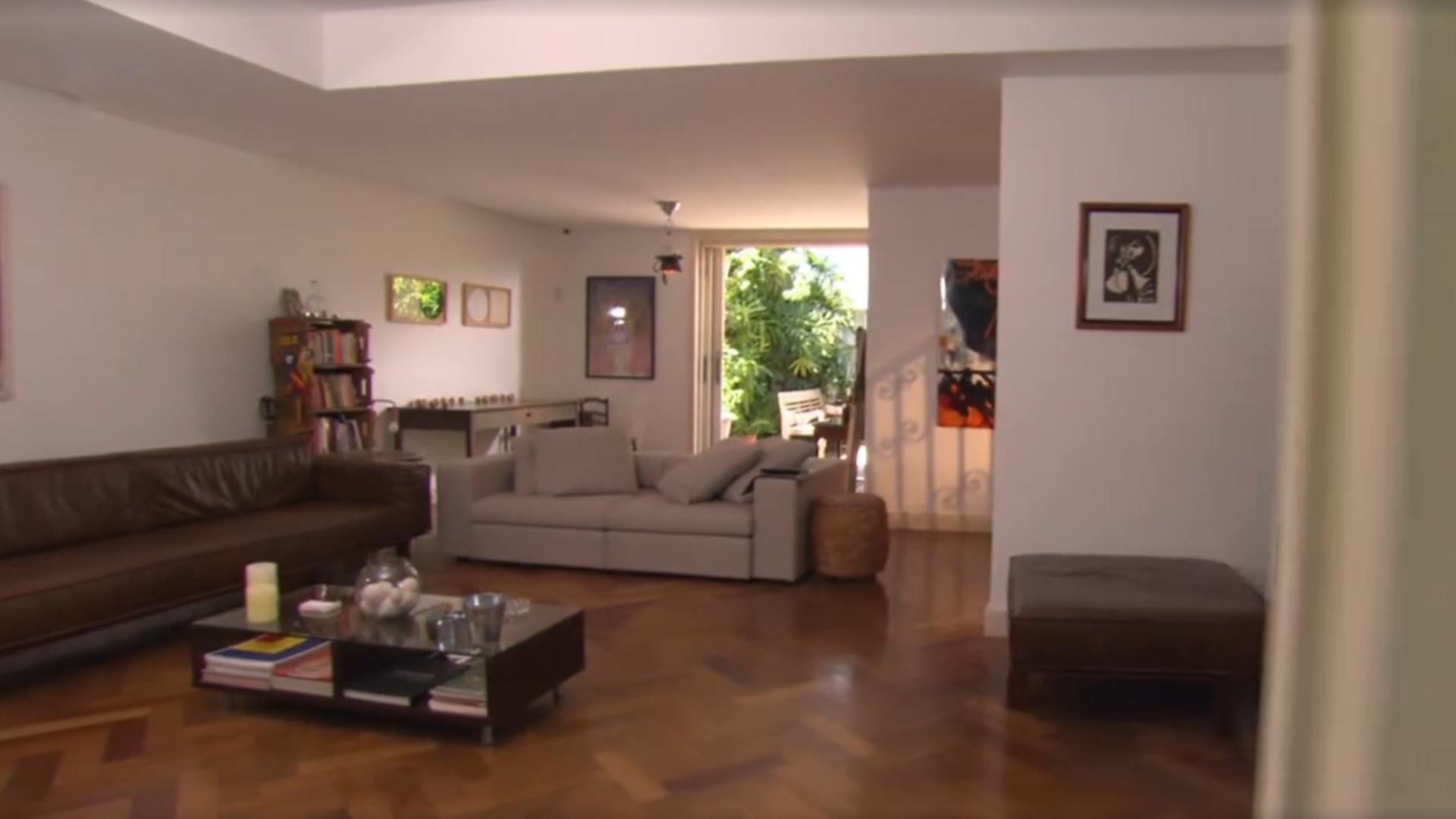 Ator da Globo j&aacute; abriu as portas de casa no Rio de Janeiro com closet organizado e ambientes amplos