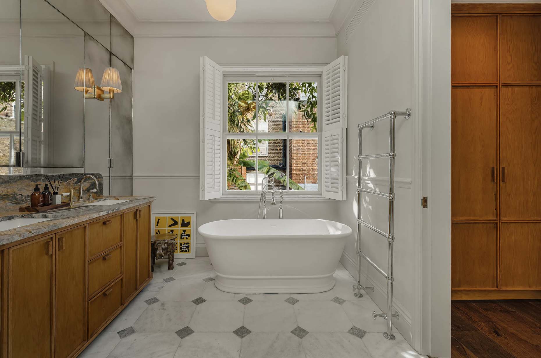 Verdadeira casa por trás da porta azul do filme Um Lugar Chamado Notting Hill - Foto: Reprodução / Sotheby's International Realty