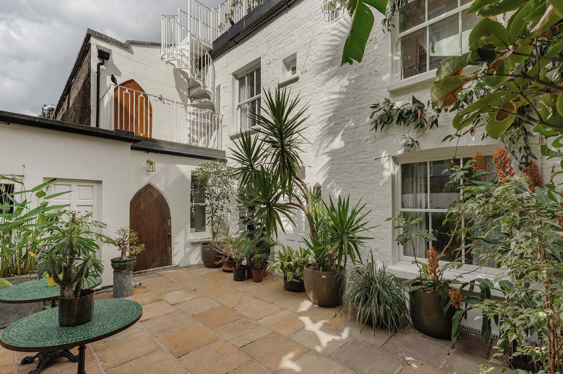 Verdadeira casa por trás da porta azul do filme Um Lugar Chamado Notting Hill - Foto: Reprodução / Sotheby's International Realty