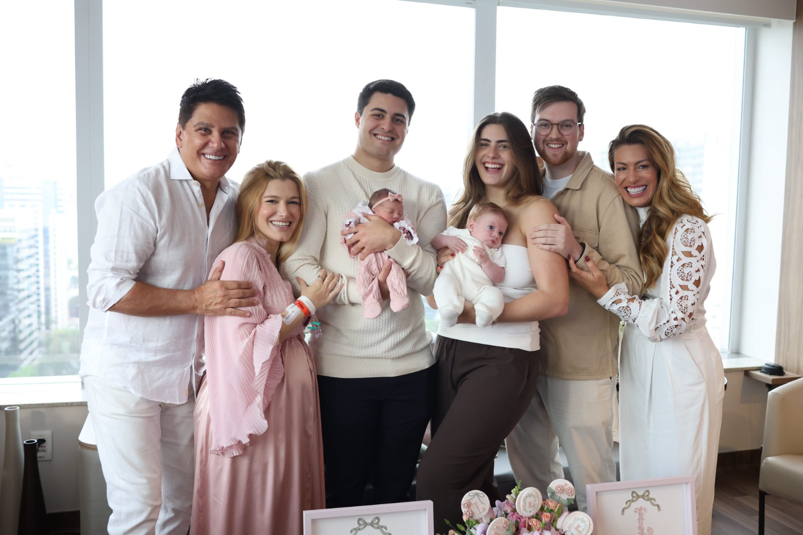 César Filho e Elaine Mickely com os filhos, nora, genro e netos - Foto: Reprodução / Instagram @elainemickely @hannarocha