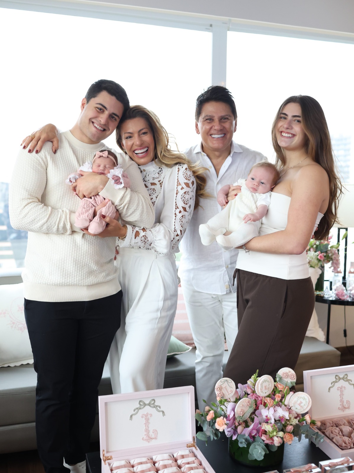 César Filho e Elaine Mickely com os dois filhos e netos - Foto: Reprodução / Instagram @elainemickely @hannarocha