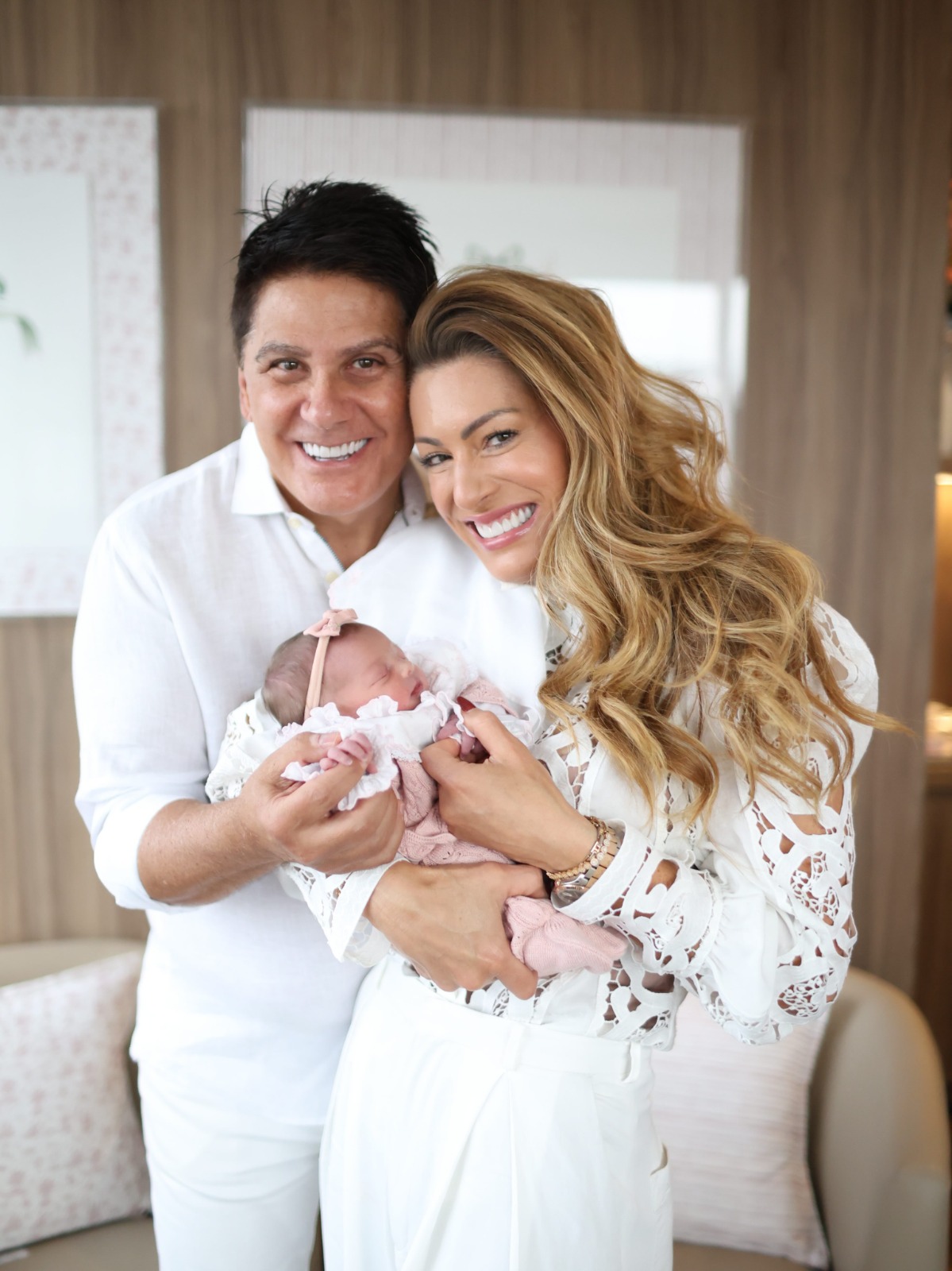 César Filho e Elaine Mickely com a neta recém-nascida - Foto: Reprodução / Instagram @elainemickely @hannarocha