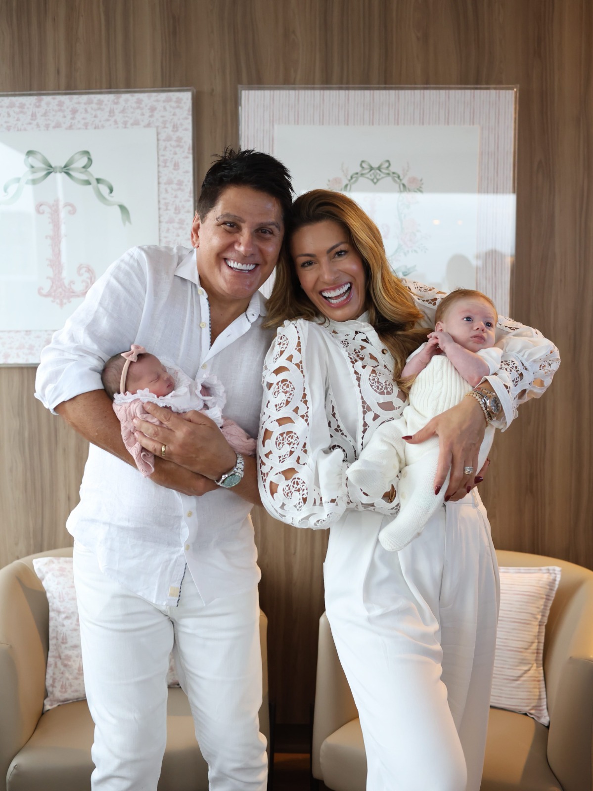 César Filho e Elaine Mickely com os dois netos - Foto: Reprodução / Instagram @elainemickely @hannarocha