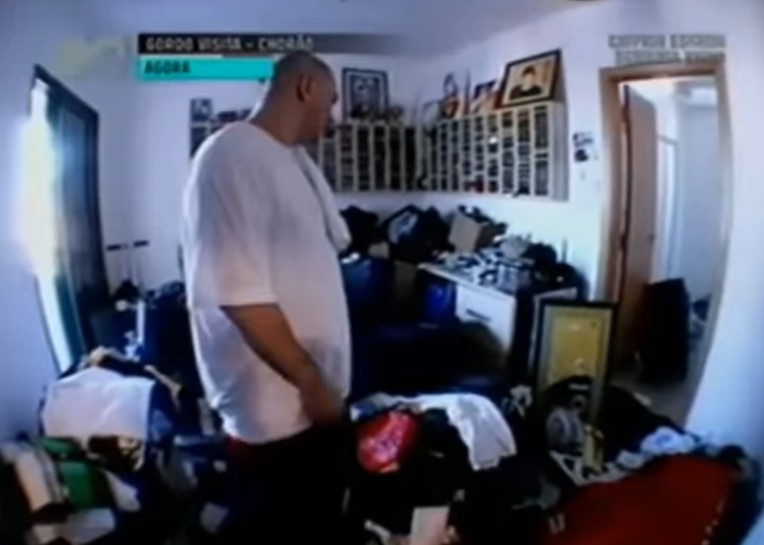 Artista revelou quarto da bagunça com vários CDs - Foto: Reprodução/YouTube/MTV