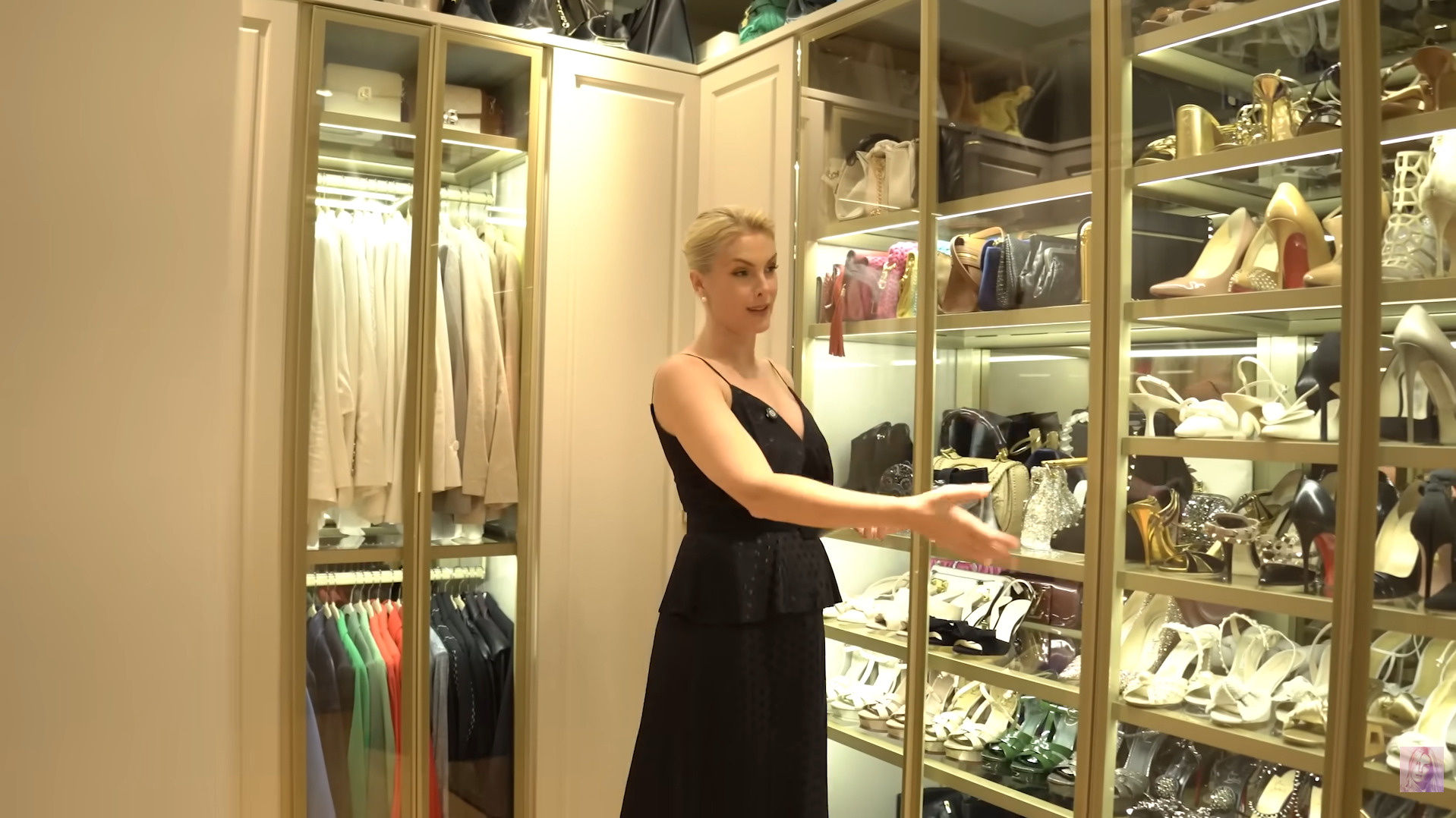 A apresentadora Ana Hickmann compartilhou detalhes do seu closet