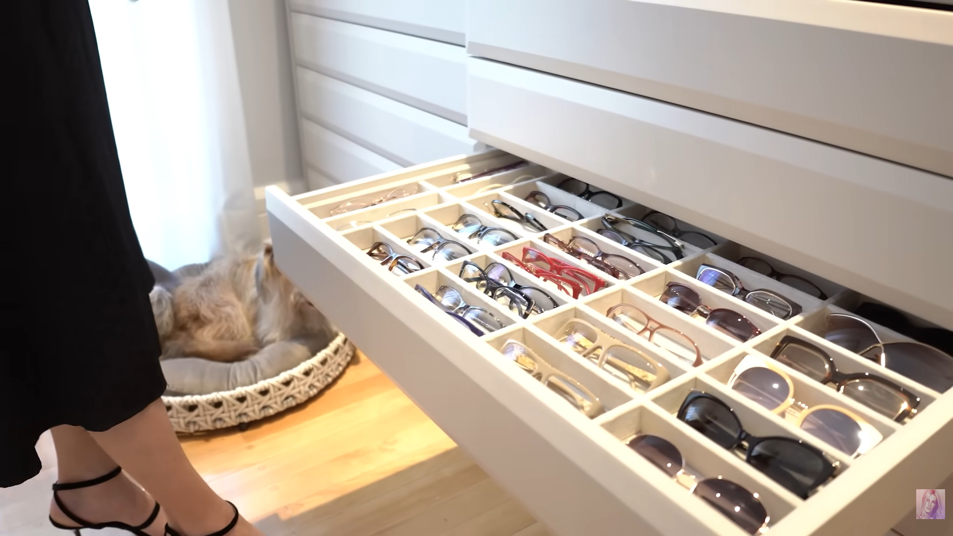 A apresentadora Ana Hickmann compartilhou detalhes do seu closet