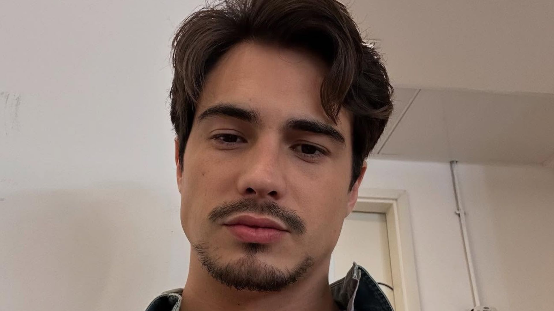 Entenda: Quem já conquistou o coração de Danilo Mesquita? Ator vive romance discreto com famosa cantora na vida real