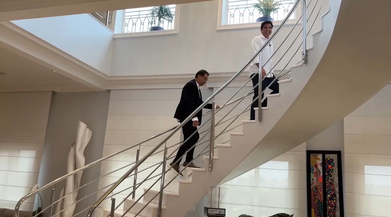 Escada da mansão com entrada de iluminação natural - Foto: Reprodução/YouTube/Canal Edu Guedes