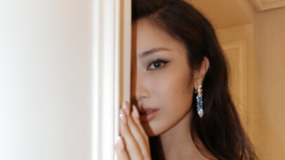 Aos 34 anos, cantora de Guerreiras do K-Pop se casa com vestido de noiva atemporal e chique