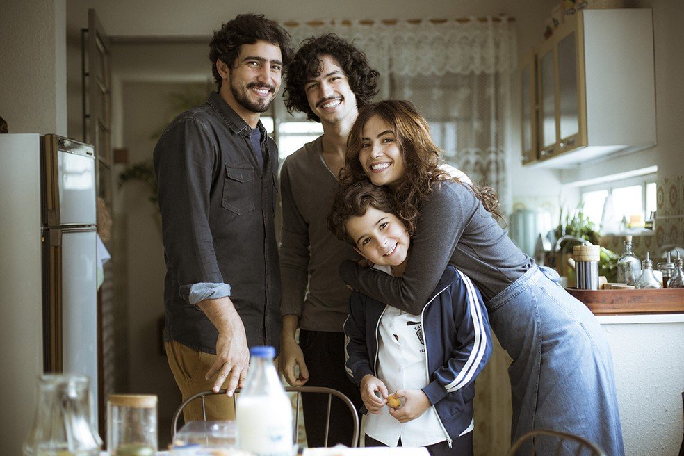 Luiz Felipe Mello em 'Os Dias Eram Assim' com Renato Góes, Gabriel Leone e Maria Casadevall - Foto: Raphael Dias / Gshow