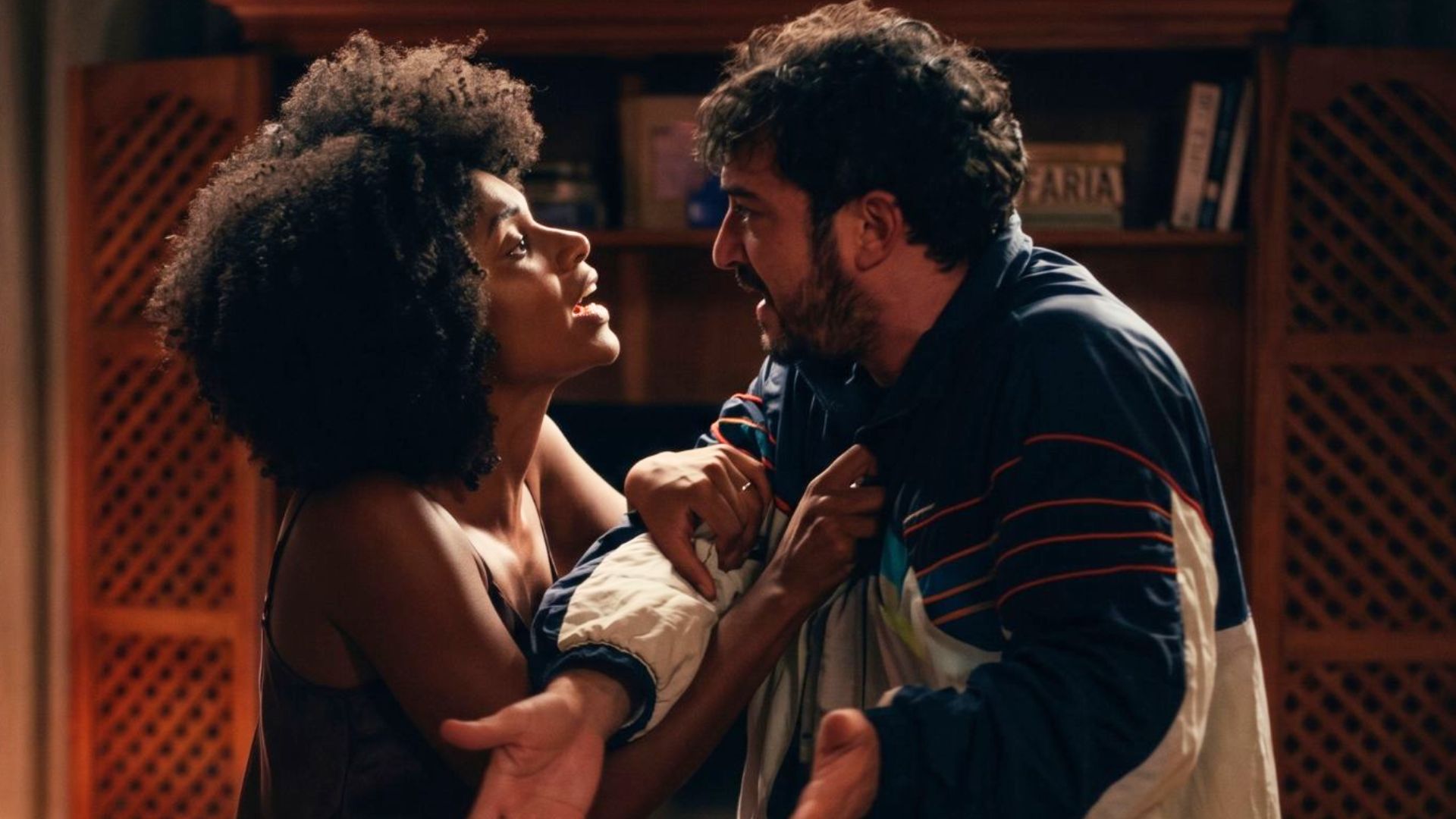 Elenice (Mariana Sena) e Tom (Allan Souza Lima) na novela Quem Ama Cuida - Foto: Reprodução / TV Globo