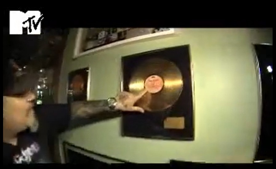 Erasmo Carlos tinha discos premiados na parede - Foto: Reprodução/YouTube/MTV Brasil
