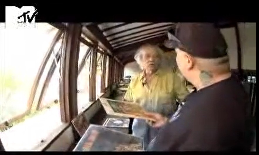 Erasmo Carlos mostrou coleção de vinis - Foto: Reprodução/YouTube/MTV Brasil