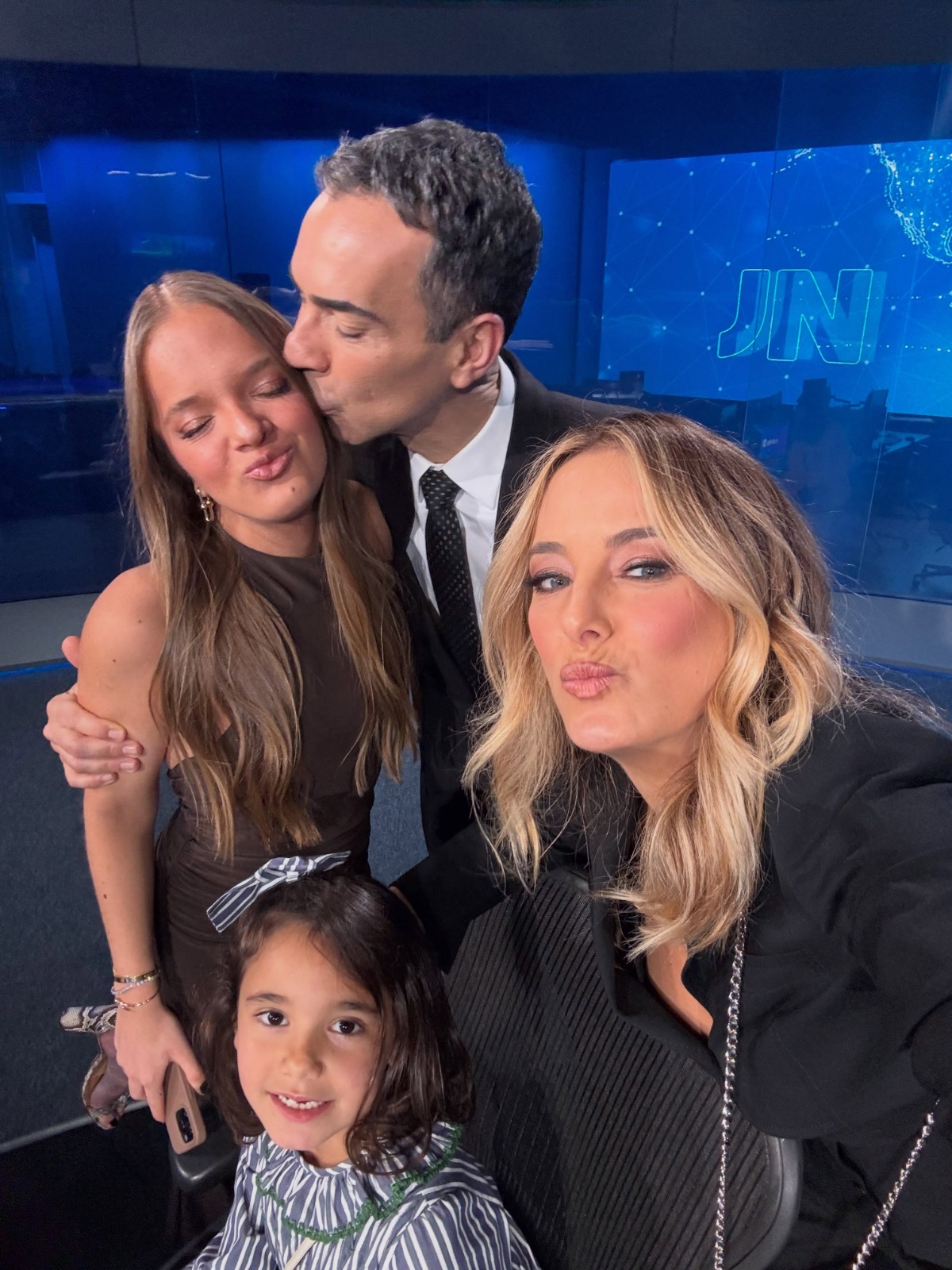 César Tralli e Ticiane Pinheiro com as filhas, Manuella e Rafaella - Foto: Reprodução / Instagram @cesartralli