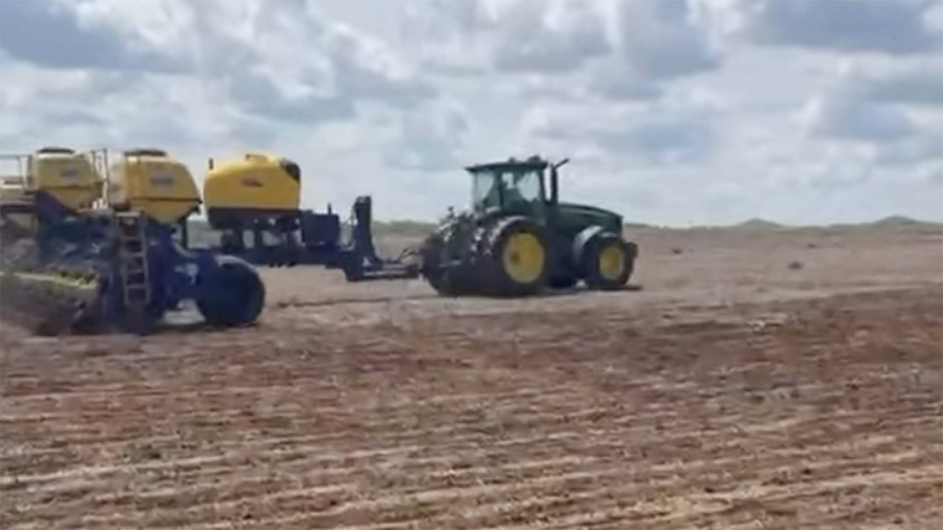 Maquinário pesado inicia a plantação para a próxima colheita — Fazenda de Leonardo