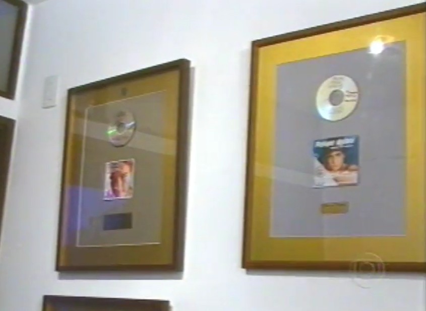 Felipe Dylon mantinha discos premiados na parede de apartamento - Foto: Reprodução/YouTube/TV Globo
