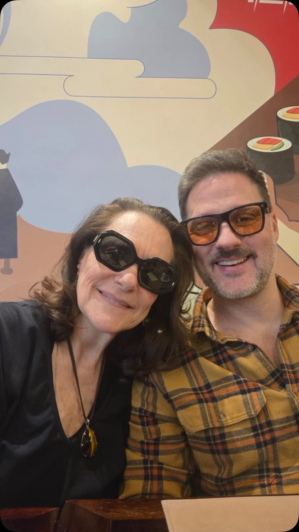 Elizabeth Savala com o filho mais velho, Thiago Picchi - Foto: Reprodução / Instagram @elizabethsavala