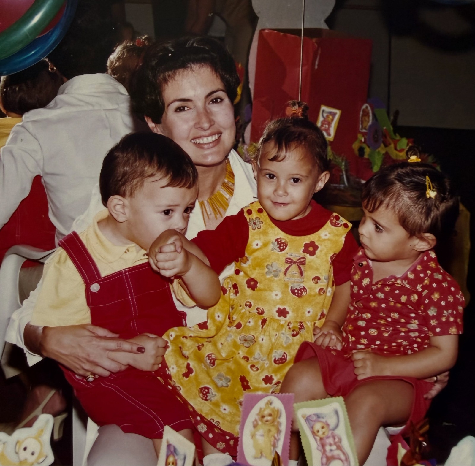Fátima Bernardes com os trigêmeos Laura, Beatriz e Vinicius Bonemer - Foto: Reprodução / Instagram