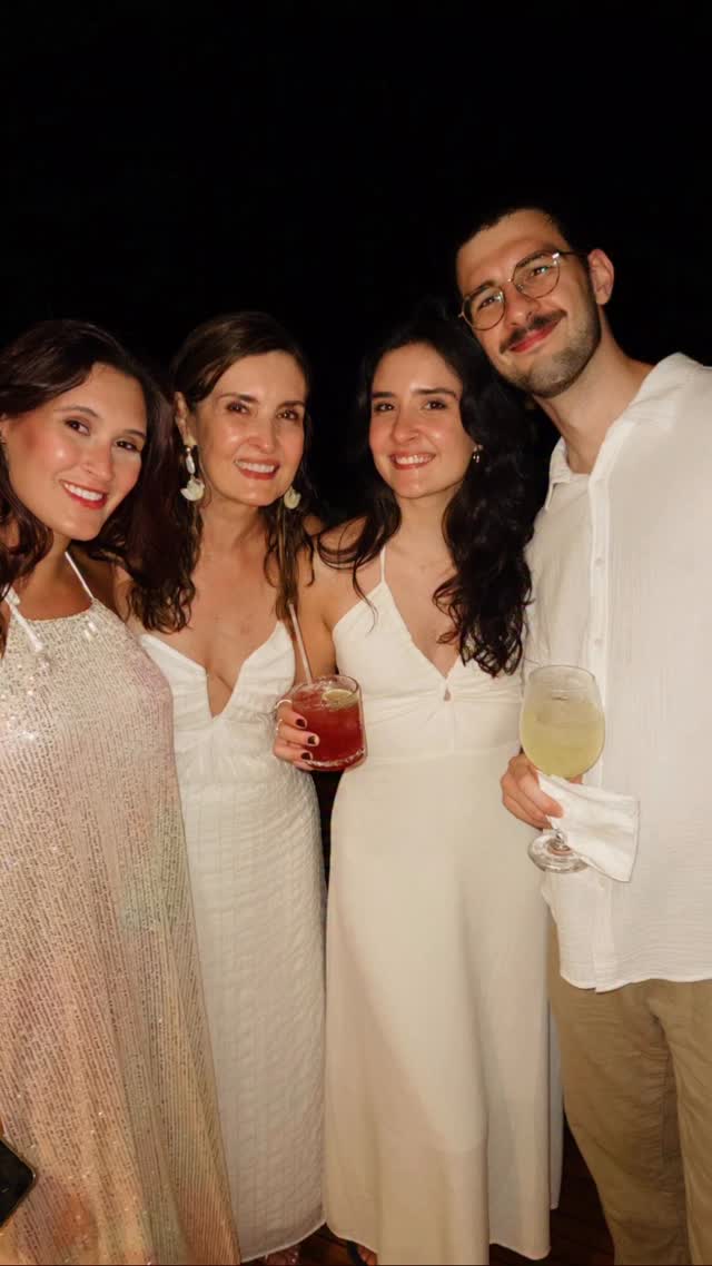 Fátima Bernardes com os trigêmeos Laura, Beatriz e Vinicius Bonemer - Foto: Reprodução / Instagram