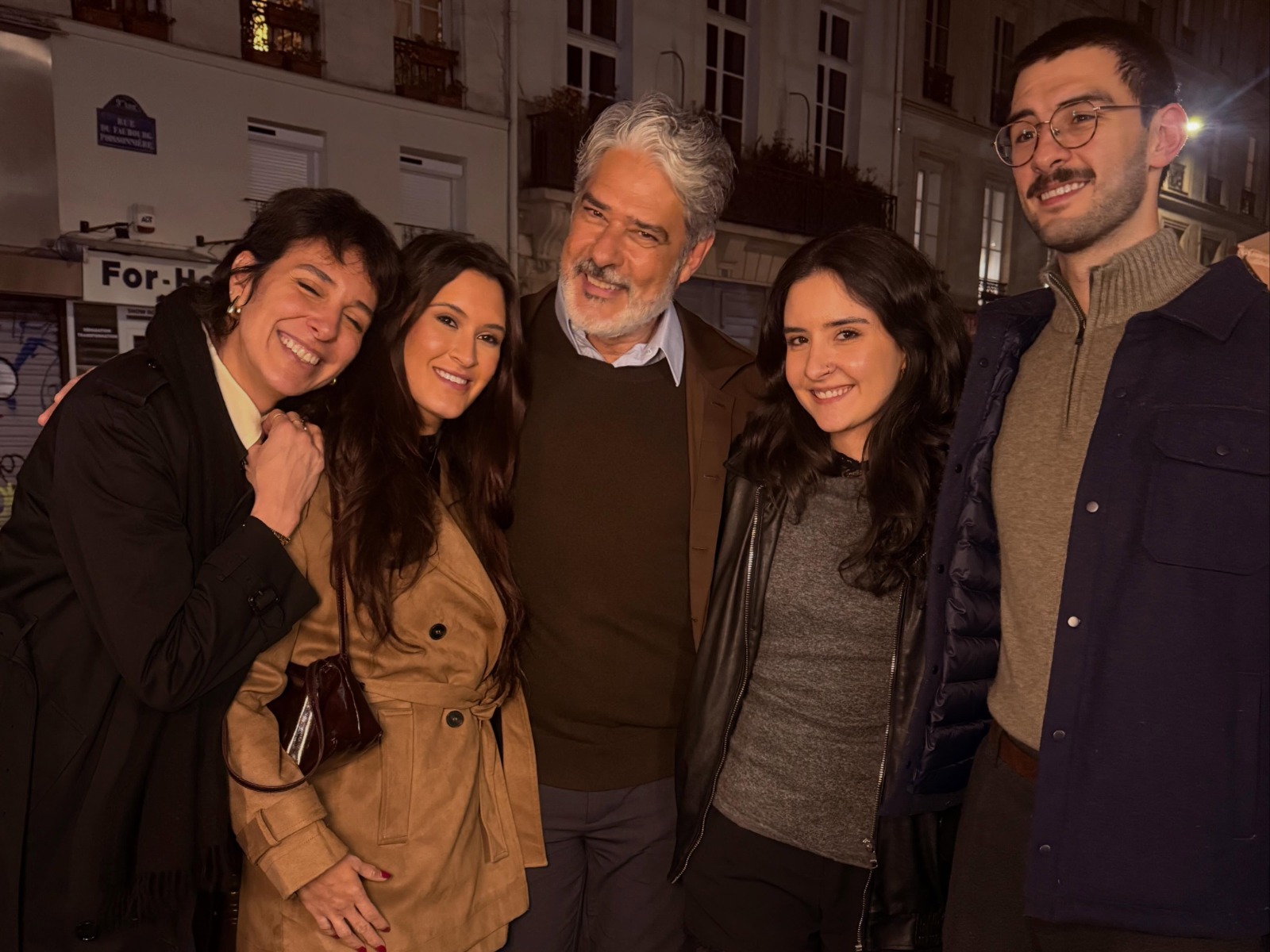 Natasha Dantas com os trigêmeos de William Bonner e Fátima Bernardes - Foto: Reprodução / Instagram