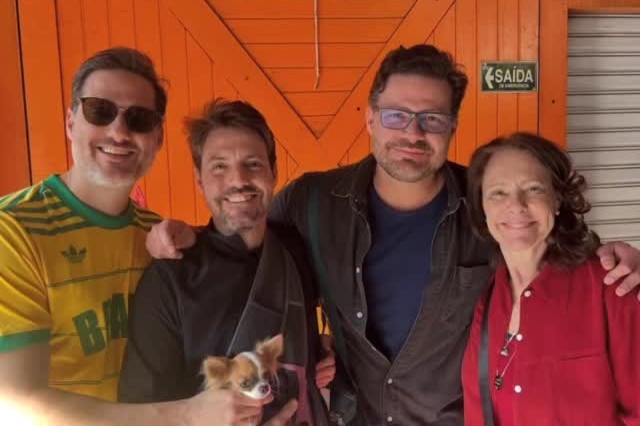 Elizabeth Savala com três dos quatro filhos - Foto: Reprodução / Instagram @elizabethsavala