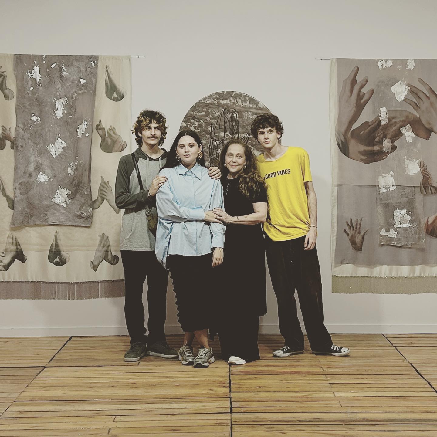 Isabela Garcia com três dos quatro filhos - Foto: Reprodução / Instagram @isabelagarcia