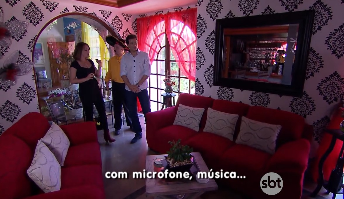 Decoração da sala de diversões com karaokê - Foto: Reprodução/SBT